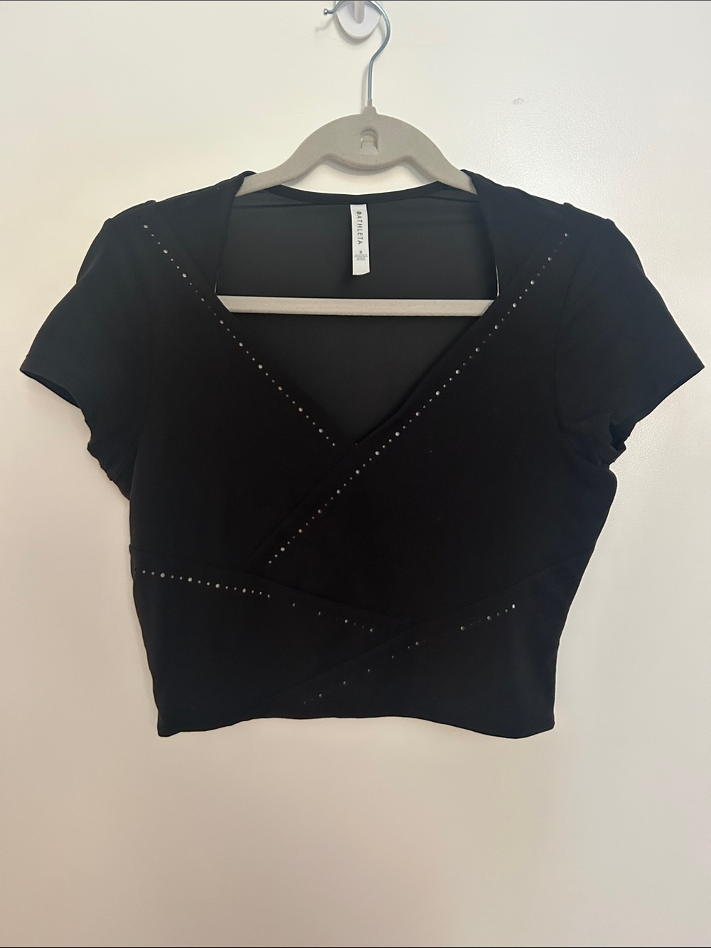 Athleta It's A Wrap Cropped Active Tee Black Mesh Back, V-Neck